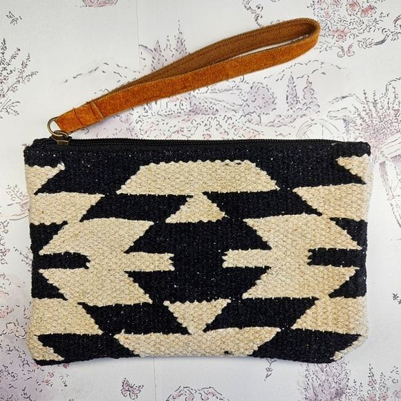 NWT!!! Panache Apparel Dylan Wristlet Black/Cream Aztec Patterned, - Picture 2 of 5